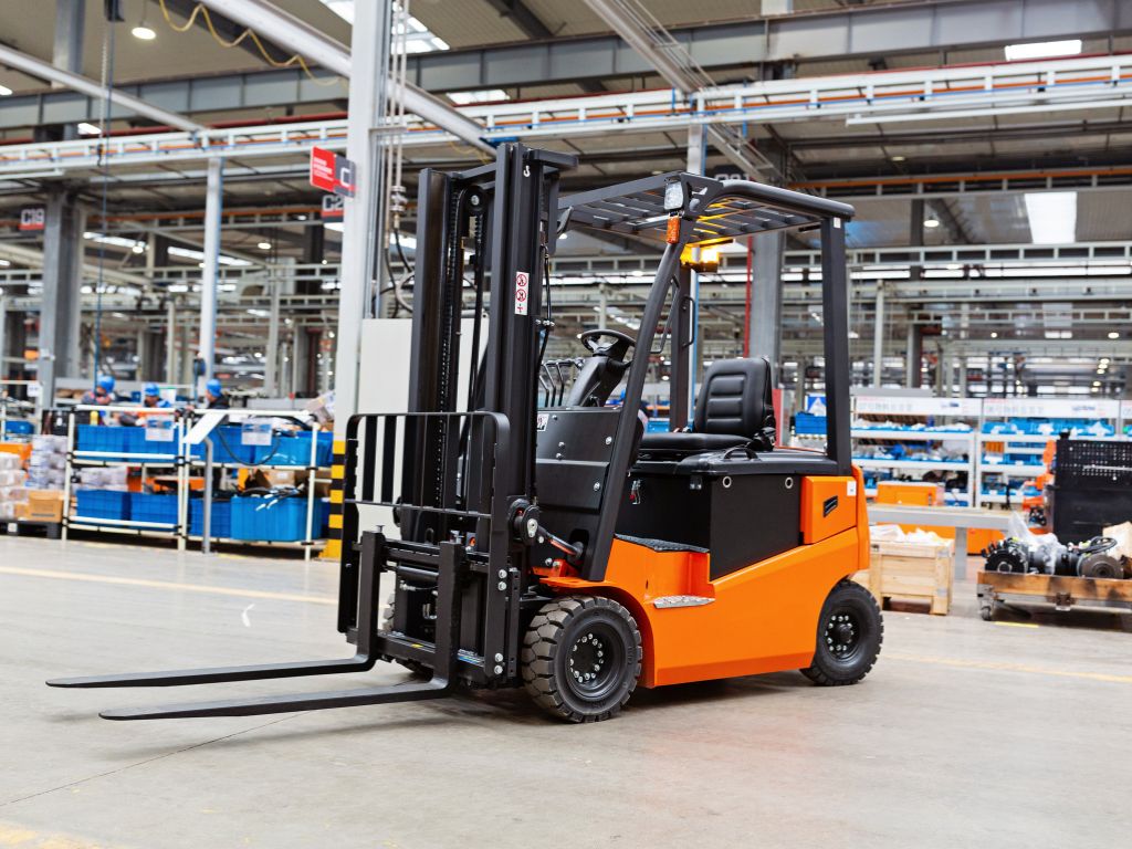 Carretilla elevadora eléctrica en almacén