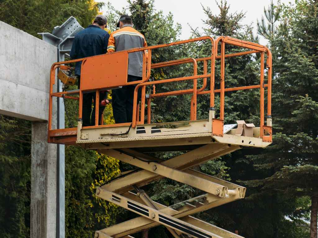 ¿Cuánto cuesta al día el alquiler de plataformas elevadoras?