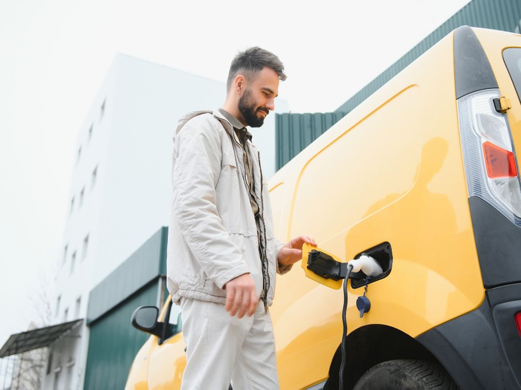 Furgonetas eléctricas para uso profesional: autonomía, carga y recarga en el día a día